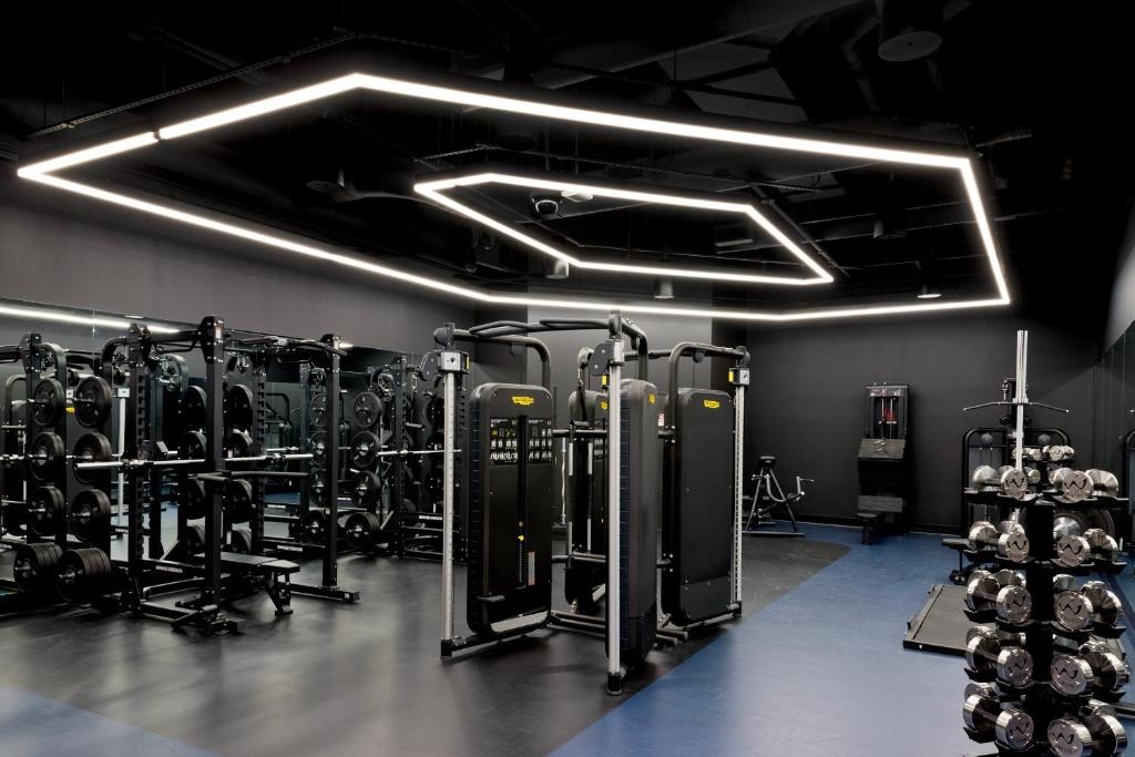 AxeThembro's tweet photo. Ok my hotel gym in Vegas is unbelievable, how can I assemble an #mtgfitfam to get a lift in??? #mtgfit https://t.co/77srFGE5LC