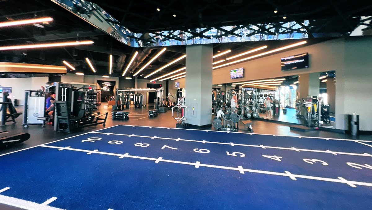 AxeThembro's tweet photo. Ok my hotel gym in Vegas is unbelievable, how can I assemble an #mtgfitfam to get a lift in??? #mtgfit https://t.co/77srFGE5LC