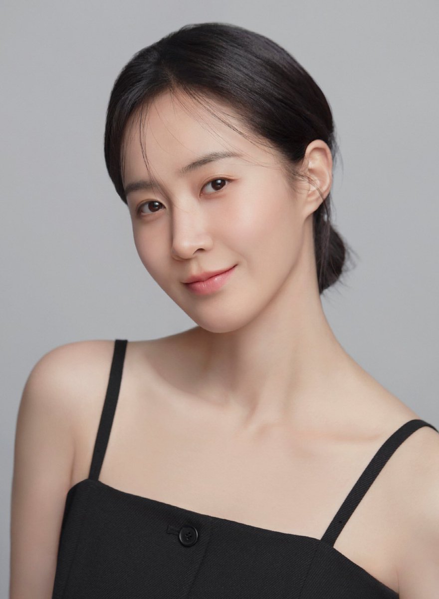 ayohelloitsMini's tweet photo. anyway actress kwon yuri's new profile photo🖤 https://t.co/PnGmbXzIu5