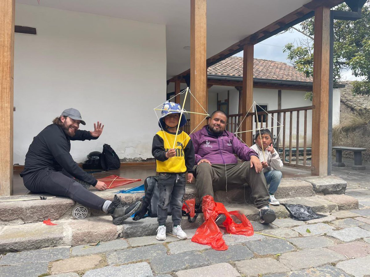 fcaminoec's tweet photo. #Vacacionales 🪁 Aprendimos juntos a elaborar nuestras cometas y nos divertimos haciéndolas volar en el concurso de cometas en el cerro de Llillagua, en la parroquia Pasa en #Ambato, junto con usuarios del proyecto de Biblioteca Comunal, escuela de fútbol de Pasa y Scouts. 🙌🏼 https://t.co/Yi2495fH0s
