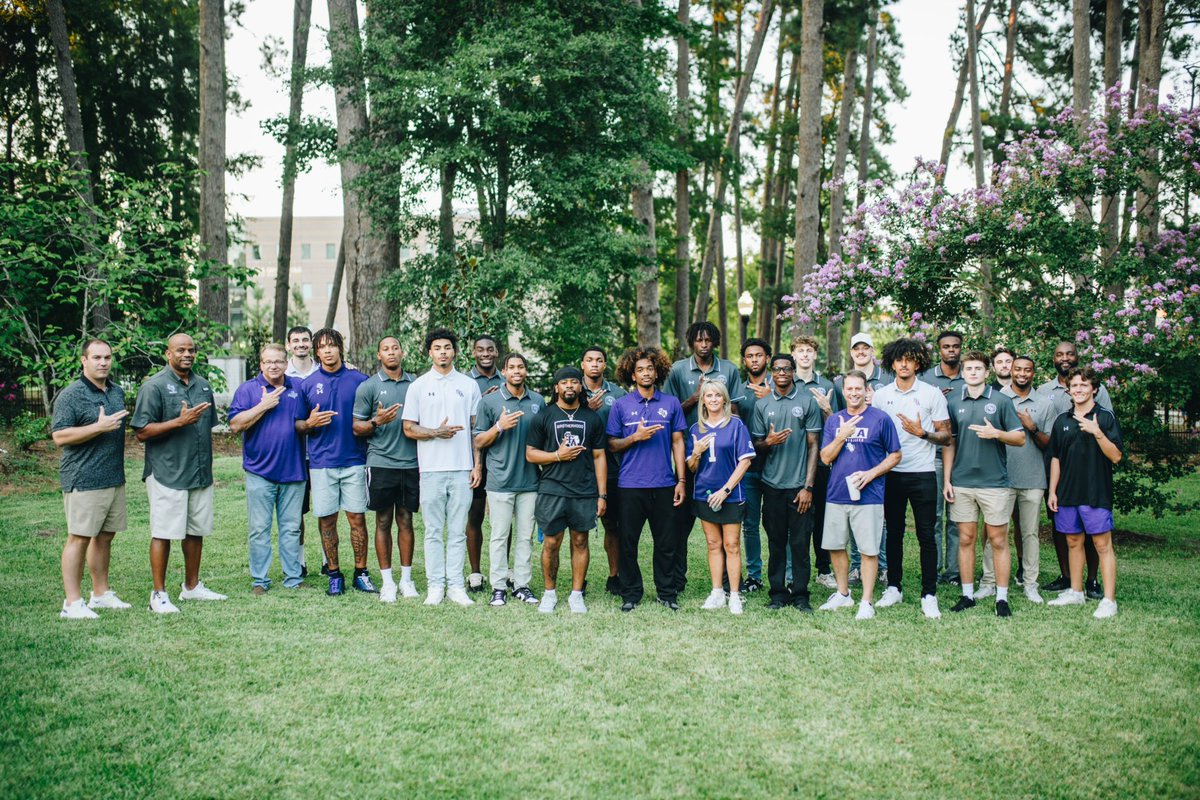 Thanks for the Ice Cream <a href="/SFASU_President/">Dr. Neal Weaver</a>! 🍦🪓

#AxeEm x #PressU