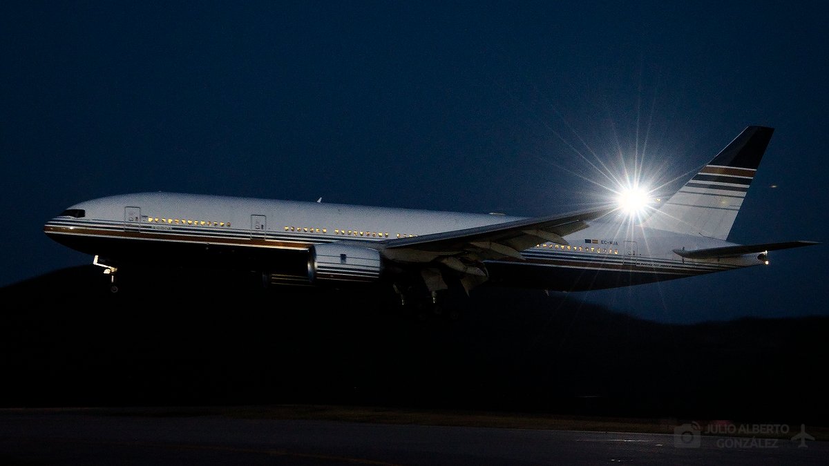 Otra de da llegada del EC-MUA - Boeing 777-212(ER) a Vigo.