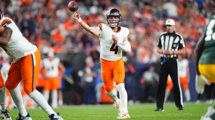 BroncosEUR's tweet photo. πππ πππππππ ππππππ
π Zach Wilson (QB)
π David Sills V (WR)
π Backup OL
π Justin Strnad (ILB)
π Keidron Smith (S)
#BroncosCountry | #DENvsARI | π· - Sports Illustrated https://t.co/EyvWw8jDTH