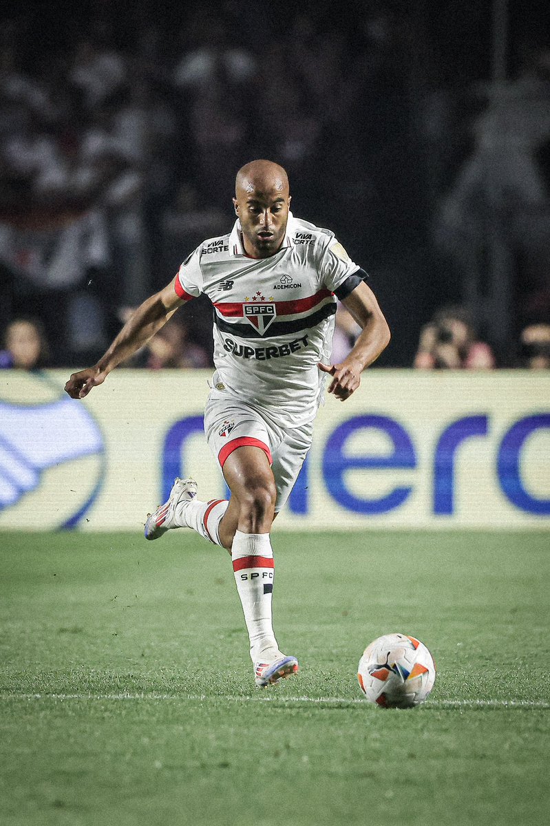 Precisamos falar sobre o quanto esse cara DOMINA no futebol brasileiro...

Diferente de outros pontas da Europa que voltaram, esse sim está DEITANDO! 

Passe inacreditável para o gol de Erick!