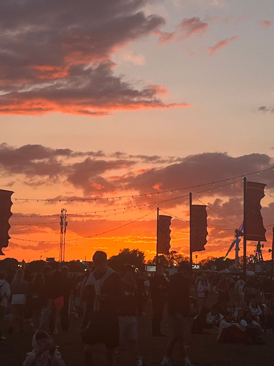 StreetPastorsRG's tweet image. Day 5 what a difference a day makes. “The sun comes up it’s a new day dawning” It has been a great five days/nights in the Street Pastor tents &amp;amp; patrolling the campsites. What fun everyone has had.
@AscensionTrust @ReadingBID @TVP_Reading @TVP_ReadingFest @OfficialRandL