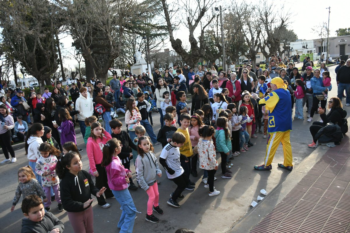 MuniChivilcoy's tweet photo. 👦🏻👧🏻 Celebramos el Día del Niño en Moquehuá

🤡🎁 Compartimos shows y muchos regalos

👉 Estuvo presente el intendente @BritosGuillermo  acompañando los festejos

¡Disfrutamos de una hermosa tarde! 🙌🏻

🔍https://t.co/I4r7lDPjsR https://t.co/aInUP7AE0D