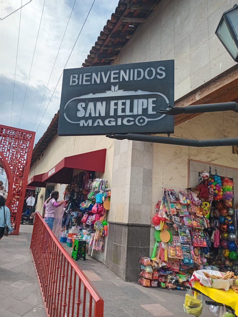 ContrerasNieto_'s tweet photo. Hoy estuve en mi querido #SanFelipeDelProgreso

Todos los personajes de mi libro desfilaron ante mis ojos. El taumaturgo, la loca del pueblo, Siara, Chano, flores en el cielo y muchos más.

San Felipe el mágico. @EdFicticia

https://t.co/pUhZzu38qZ
👉 Kindle Unlimited

#Fantasia https://t.co/stzAbMjK6w