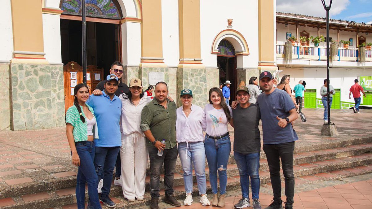 Juan_EspinalR's tweet photo. #NoParamos llegamos al municipio de Carolina del Príncipe, el pueblo de los balcones. 

Nos encontramos al equipo de voleibol de San Roque, niñas increíbles, enérgicas y con una calidad humana increíble, ellas representan los principios y valores de los jóvenes paisas. @PaolaHolguin @veronicaarango_ @juanabad1985 @CeDemocratico