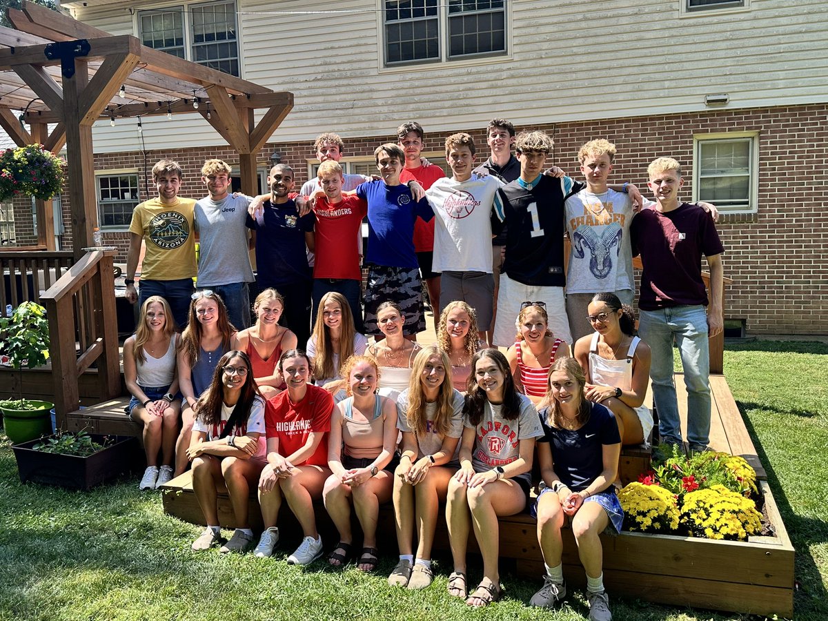 mosby_justin's tweet photo. Best way to start the XC season - Cookout at the Mosby’s !  @RadfordTrackXC joined us for a welcome to @radfordu and best of luck for the upcoming season ! XC kids are the best 🏃‍♀️‍➡️🏃🏼‍➡️ @ru_athletics @radford_alumni https://t.co/exFOPyZhk7