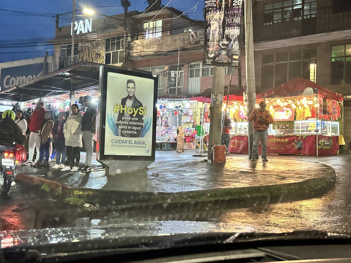 martincillo03's tweet photo. Una administración más por terminar en #Naucalpan y los habitantes del área de los cuartos sufriendo lo mismo con el tránsito vehicular por culpa de todos estos puestos ambulantes que obstruyen la circulación a diario y el gobierno ni sus luces https://t.co/UMa4arZNjH