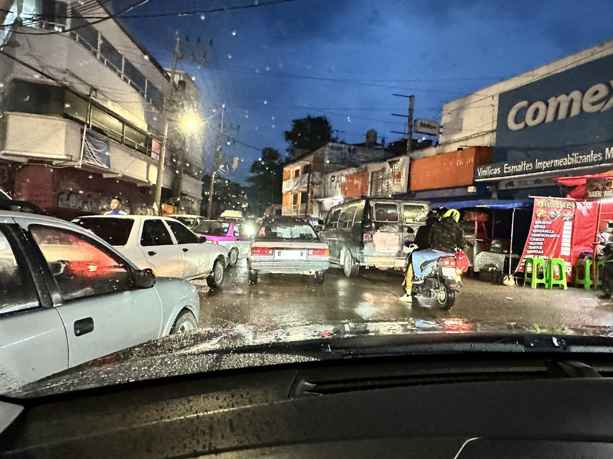 martincillo03's tweet photo. Una administración más por terminar en #Naucalpan y los habitantes del área de los cuartos sufriendo lo mismo con el tránsito vehicular por culpa de todos estos puestos ambulantes que obstruyen la circulación a diario y el gobierno ni sus luces https://t.co/UMa4arZNjH