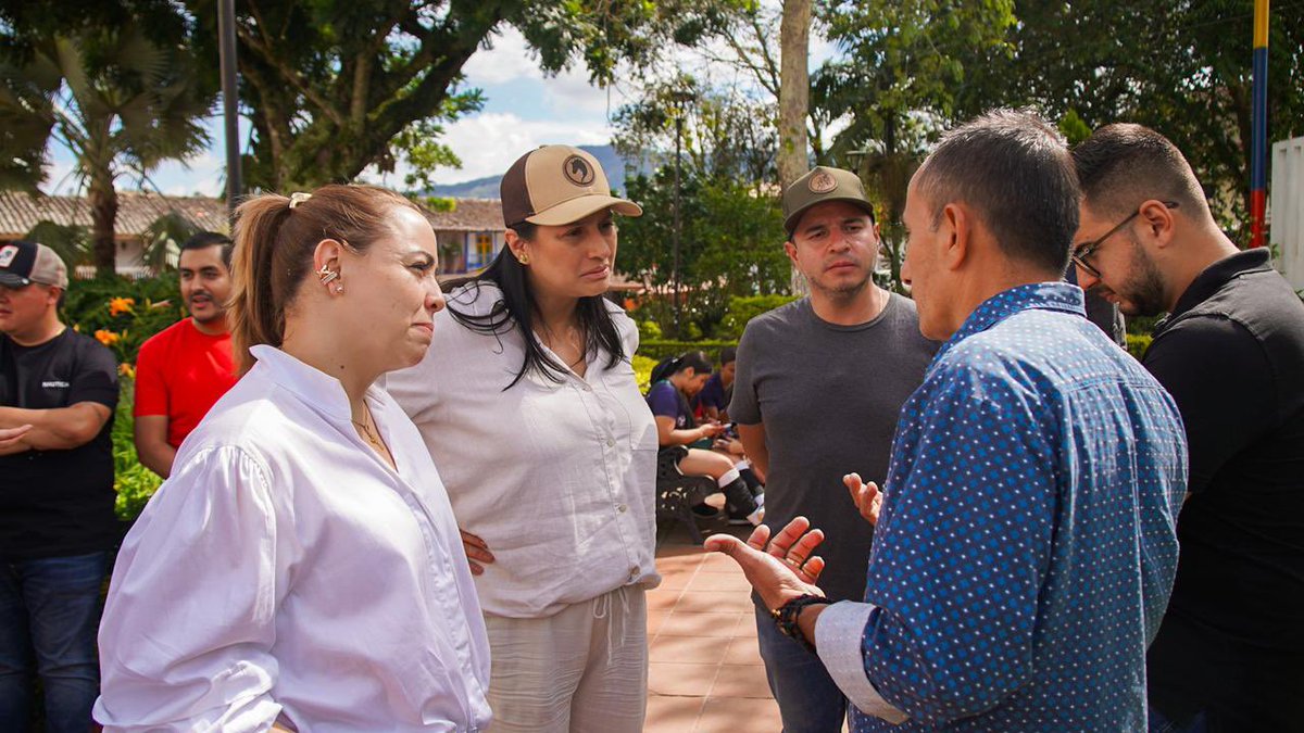 PaolaHolguin's tweet photo. Cada recorrido por los municipios es un proceso de escucha que alimenta el alma y el sentido de nuestra labor política (Carolina del Príncipe, Norte de Antioquia) @CeDemocratico https://t.co/nPgg5W9D5n