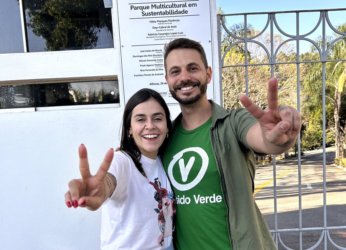 LucianoSolarMG's tweet photo. Duas pessoas que FAZEM A DIFERENÇA nos Verdes MG te olhando! O Futuro Chegou: é SOLAR 43777 em Alfenas... 🗳️💚🚀 https://t.co/4GaEKPtD3t