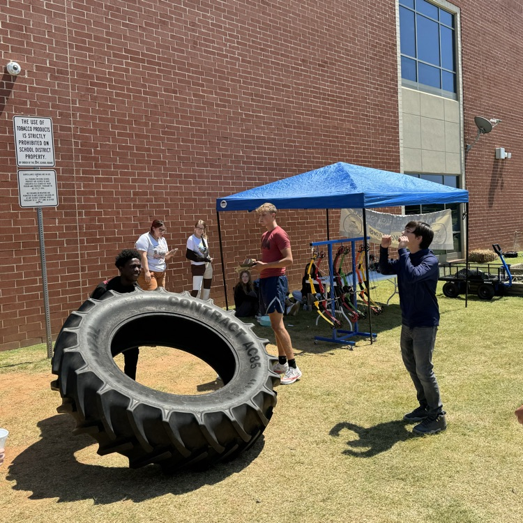 DWDanielHigh's tweet photo. What an incredible end to the week with Club Fest at lunch and Friday Night Lights! #day017 #oneDANIEL https://t.co/uxUP2fKEq1