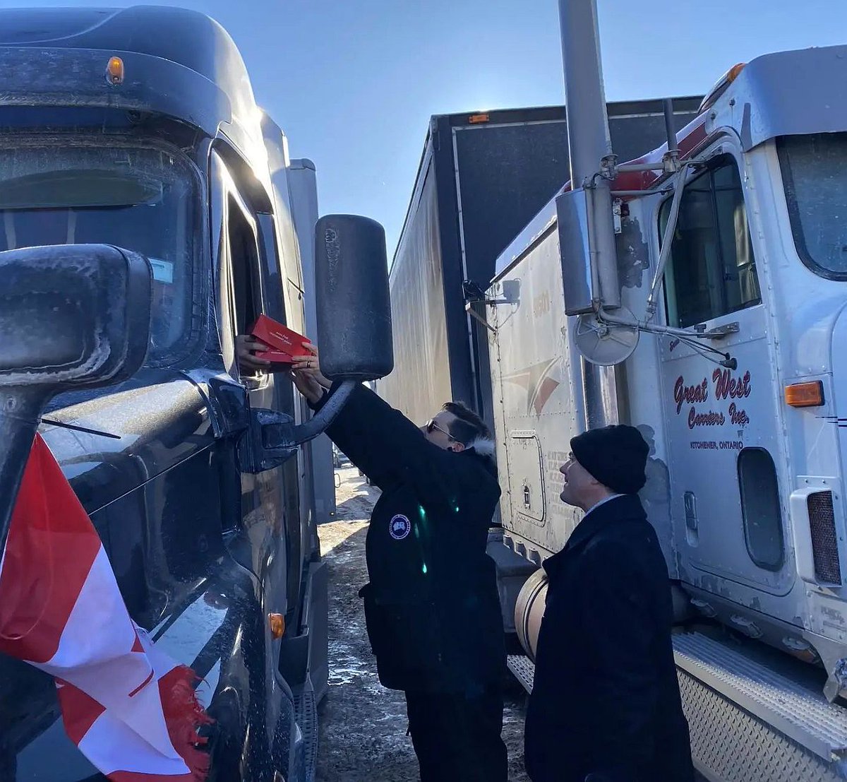 realDark_Star's tweet photo. Our beloved Prime Minister Justin Trudeau has never served donuts to terrorists...

...but, @PierrePoilievre has. 👇

#cdnpoli #IStandWithTrudeau2025 https://t.co/CJlHJFK5oO