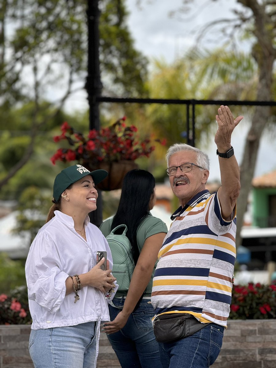 veronicaarango_'s tweet photo. Atrévete a conocer Antioquia, no te vas a arrepentir. Cada lugar, cada comida, cada historia tiene su magia, y lo mejor, su gente. Han sido meses difíciles y duros, pero cada antioqueño me recarga las baterías y cada rincón me muestra todo lo que falta por hacer. Te 💚 Antioquia. https://t.co/W2BJi86R8r