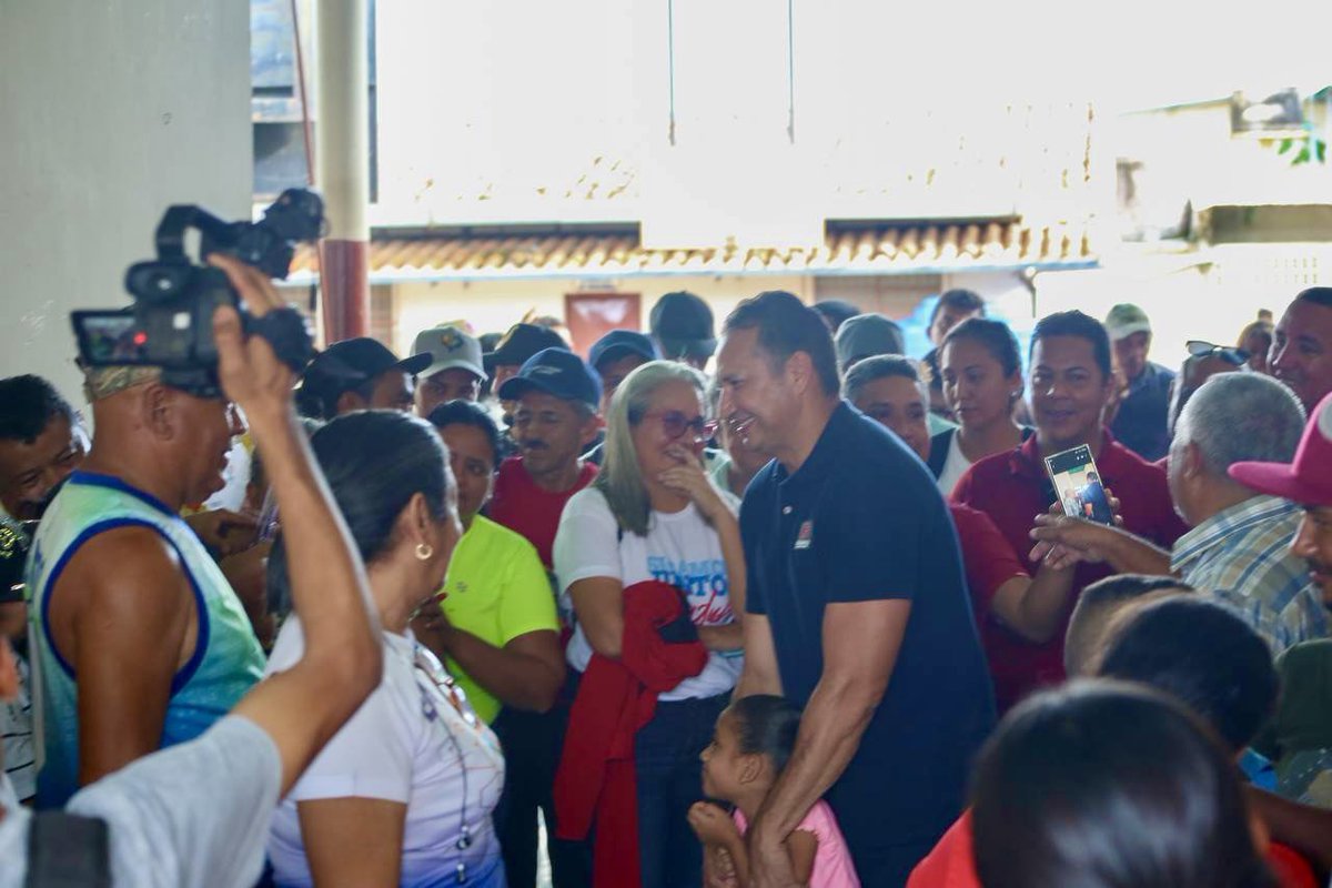 Ejercimos nuestro derecho al voto en la segunda Consulta Popular Nacional 2024, donde el Poder Popular tiene la oportunidad de poder elegir, de escoger sus proyectos en el marco de sus necesidades, una nueva forma de gobierno donde mandamos obedeciendo al pueblo.