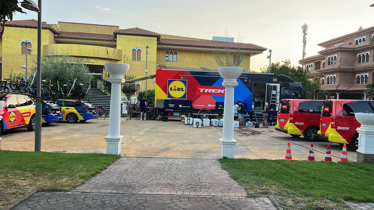 Espectacular <a href="/lavuelta/">La Vuelta</a> en nuestras instalaciones.
Estamos conmovidos con la profesionalidad de todos los integrantes de los equipos alojados. @decathlonag2rlamondiale @lidltrek   . Muchas gracias por darnos esta lección de pundonor. #lavuelta24