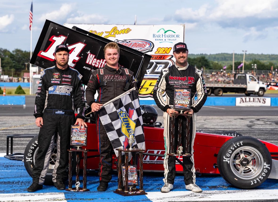 AllThingsSuperm's tweet image. Congratulations to Jeffrey Battle on his first big block #Supermodified win today at @OxfordPlains 

Jon Mckennedy rebounded from a DNF last night and finished 🥈

Strong weekend for @bobbytimmons13 who came in P3 after winning last nights event. 

#NewEnglandSupermodifiedSeries