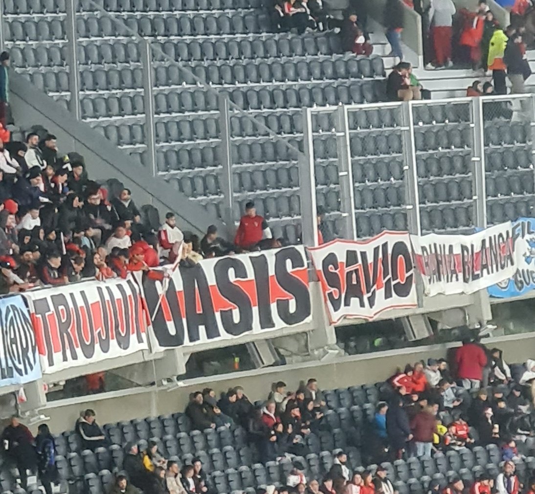 ivanalvarenga1's tweet photo. El dueño de la bandera de Oasis no está preparado. Yo me muero con él si vuelven https://t.co/KAIlPpiYtw