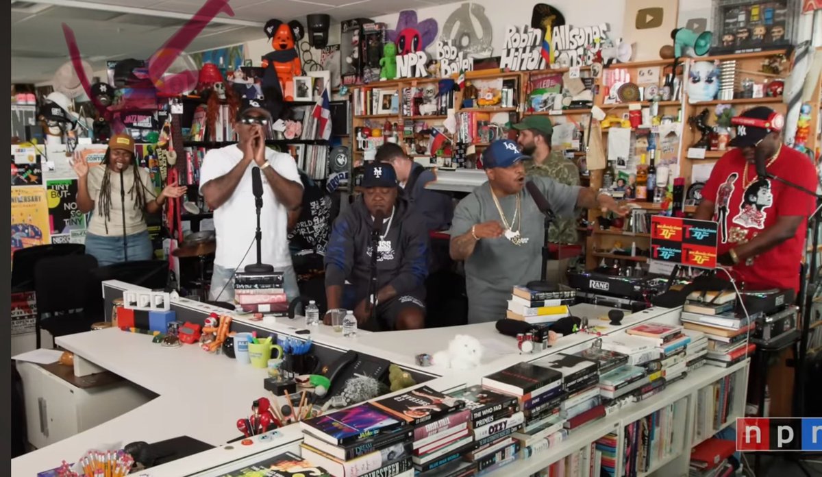 AuthorPhoenixA's tweet image. This person went in on #thelox Tiny Desk. You are appreciated.…
