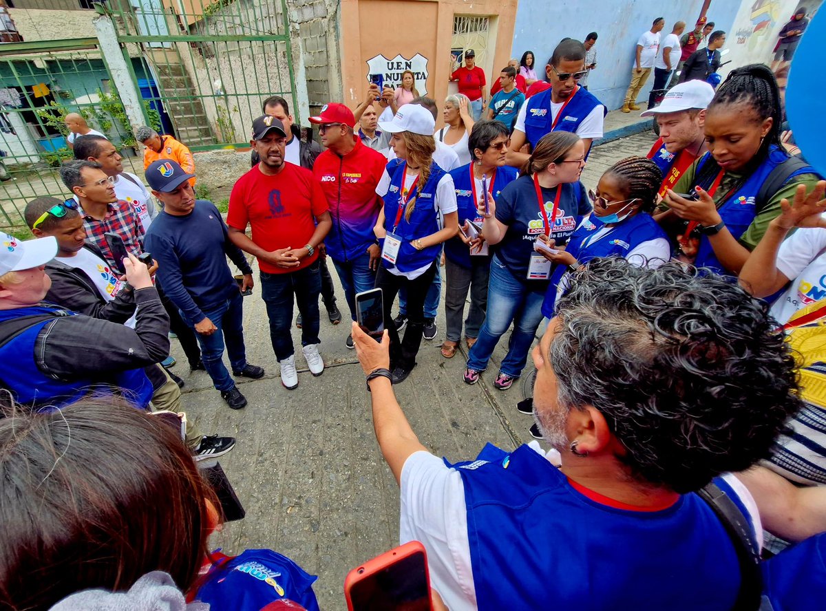 Observadores internacionales acompañaron y verificaron el proceso de votación de la Consulta Popular Nacional este domingo, desde el Centro electoral Santa Ana en la parroquia Antímano. 

Están ante un proceso de democracia nunca antes visto, en donde las mismas comunidades