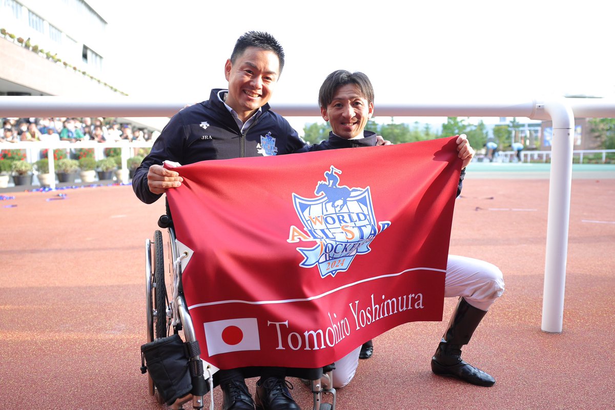 joefujii1's tweet image. 吉村智洋騎手が「藤井さんも」と声をかけてくださいました。

私が着ているのは、その数分前に武豊騎手がサッと渡してくださったWASJのジャンパーです。

自分が大好きな「ジョッキー」のお仕事。今でも皆さんのお心遣いに感謝します。

#JRA
#WASJ
#フジイチャレンジ2