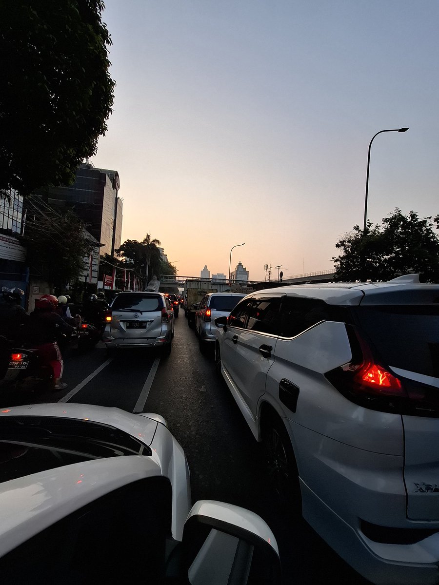 ariefianto85's tweet photo. Masih jam 6 pagi, tapi pqncoran arah cawang dah begini??!! https://t.co/Ieuh5jHpj1