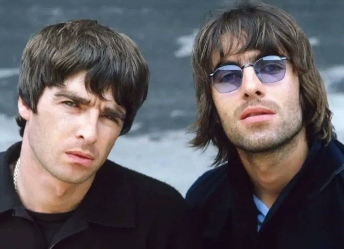 Não é que aqui no MzqSe não se ame Oasis.
Provavelmente é a última grande banda do rock mundial em termos de relevância.
Mas fora a parte da grana, qual a utilidade da reunião? Juntar irmãos? Uma ceia de natal resolvia isso.
Tem coisas que é melhor deixar onde estão.