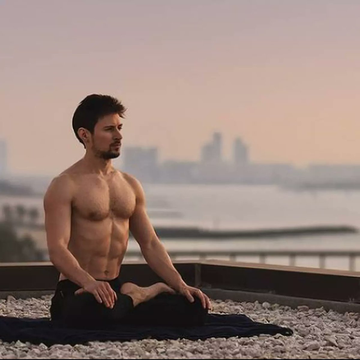 tropicswizard's tweet photo. Pavel Durov é o bilionário russo criador do telegram.

Ele foi preso recentemente por defender a liberdade de expressão.

Em 2020 com 36 anos ele passou 7 conselhos definitivos para parecer mais jovem do que a idade.

Traduzi todos abaixo👇 https://t.co/4Iir0NYnmM