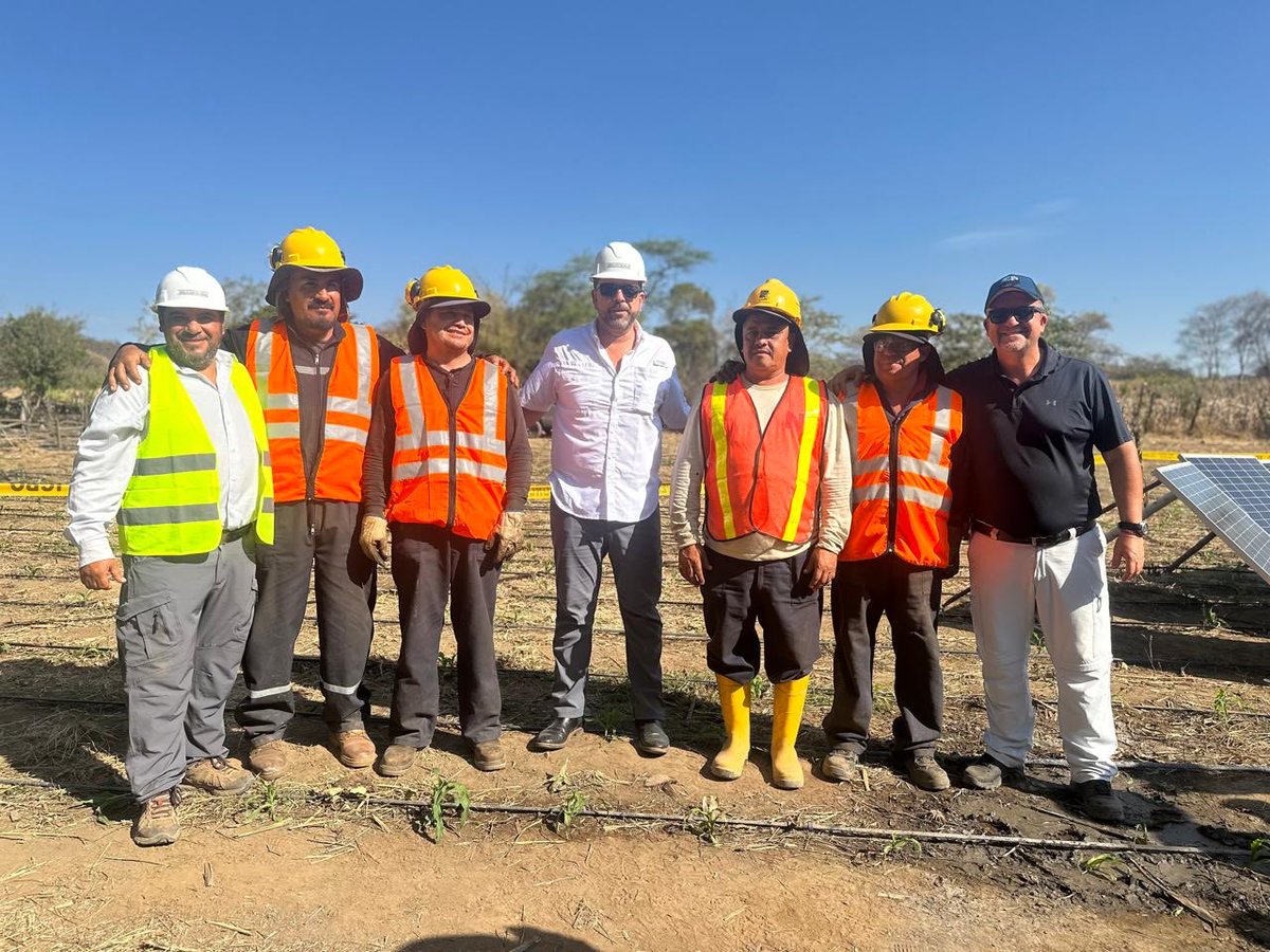 BurneoGarcia's tweet photo. El equipo de perforación M.M 1 con el Sr. Prefecto Mario Mancino https://t.co/v5XdXJC1NE