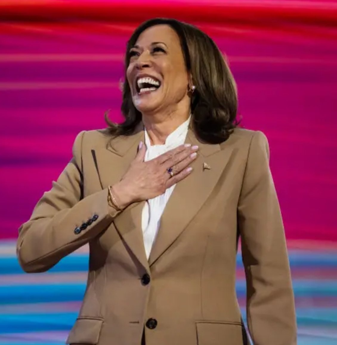 mmpadellan's tweet image. trump loses with lies.
trump loses with fear.
trump loses with hate.
trump loses with ignorance.
trump loses with abortion bans.

Kamala wins with abortion rights.
Kamala wins with equal rights.
Kamala wins with freedom.
Kamala wins with love.
#KamalaWinsWithJoy