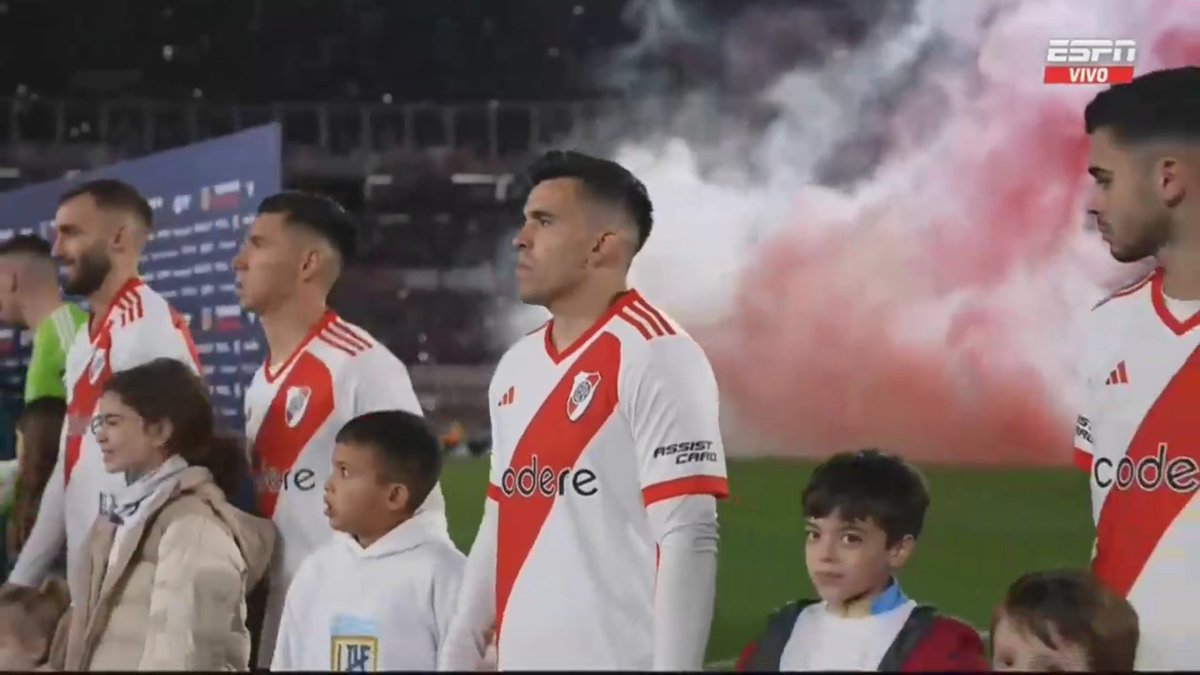 Yo sé que soy muy denso con esto pero a mí me sigue pareciendo insólito que el Huevo Acuña esté jugando en River. Para mí sigue siendo parte de una simulación.