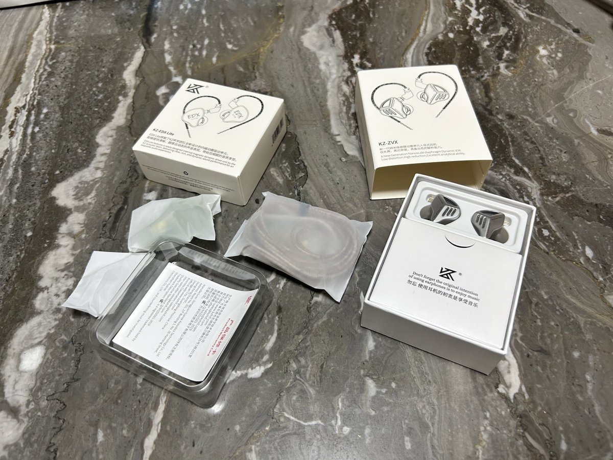 i_notep3196's tweet photo. 着弾&開封!
後ほど簡易レビュー!
#イヤホン #オーディオ #中華
#Aliexpress #earphone
#KZ #zvx #edxlite https://t.co/TgVkVb3oaJ