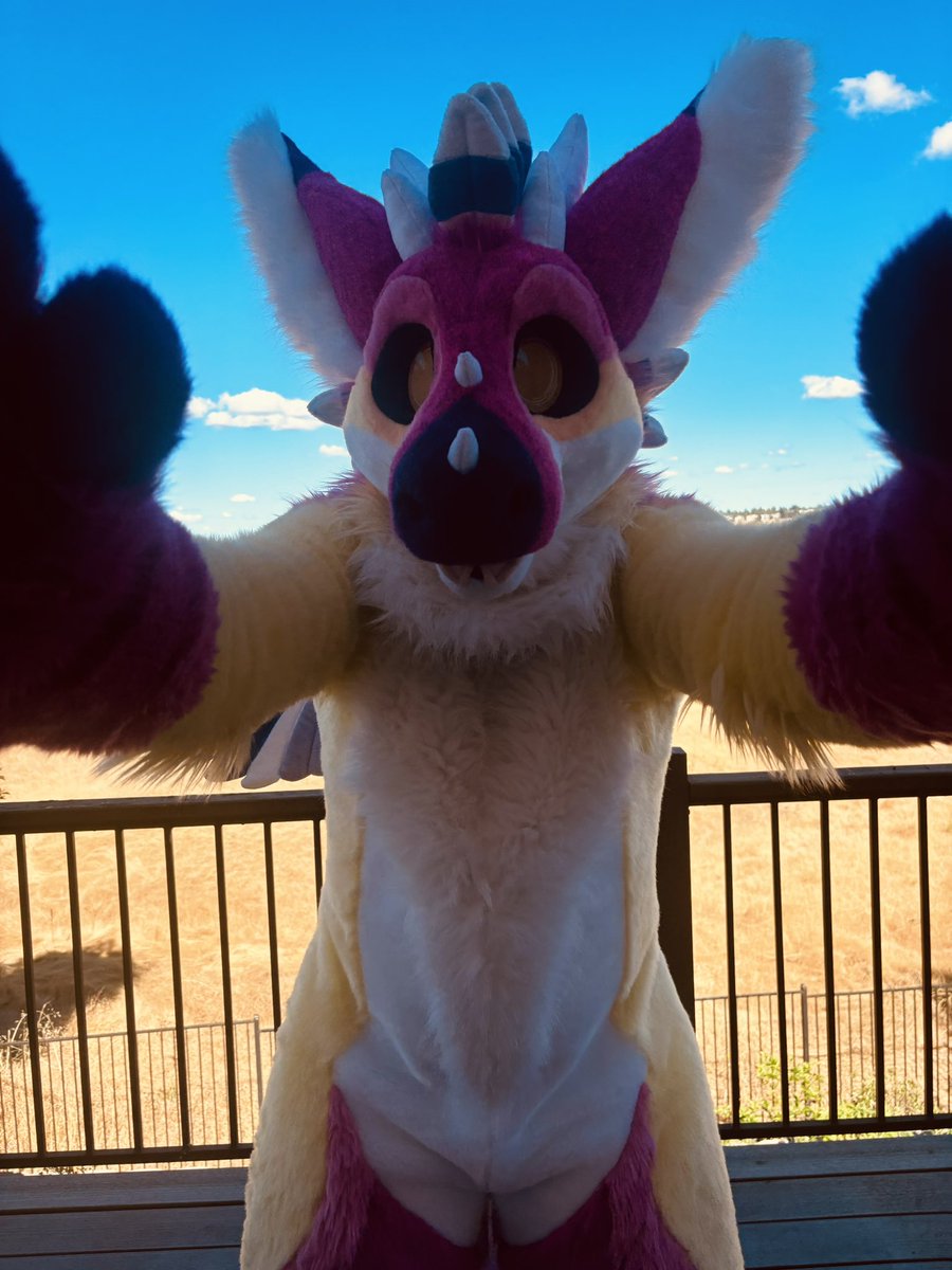 SundayTheDutche's tweet photo. Sunday hugs from Sunday on #skyprosunday 💜
Good Tidings everyone! 😄
#skyprocostumes #skypro #fursuit #sundaydutchie #sundaythedutchie #sundaythedad #dutchangeldragon https://t.co/e0KqmUJC6X