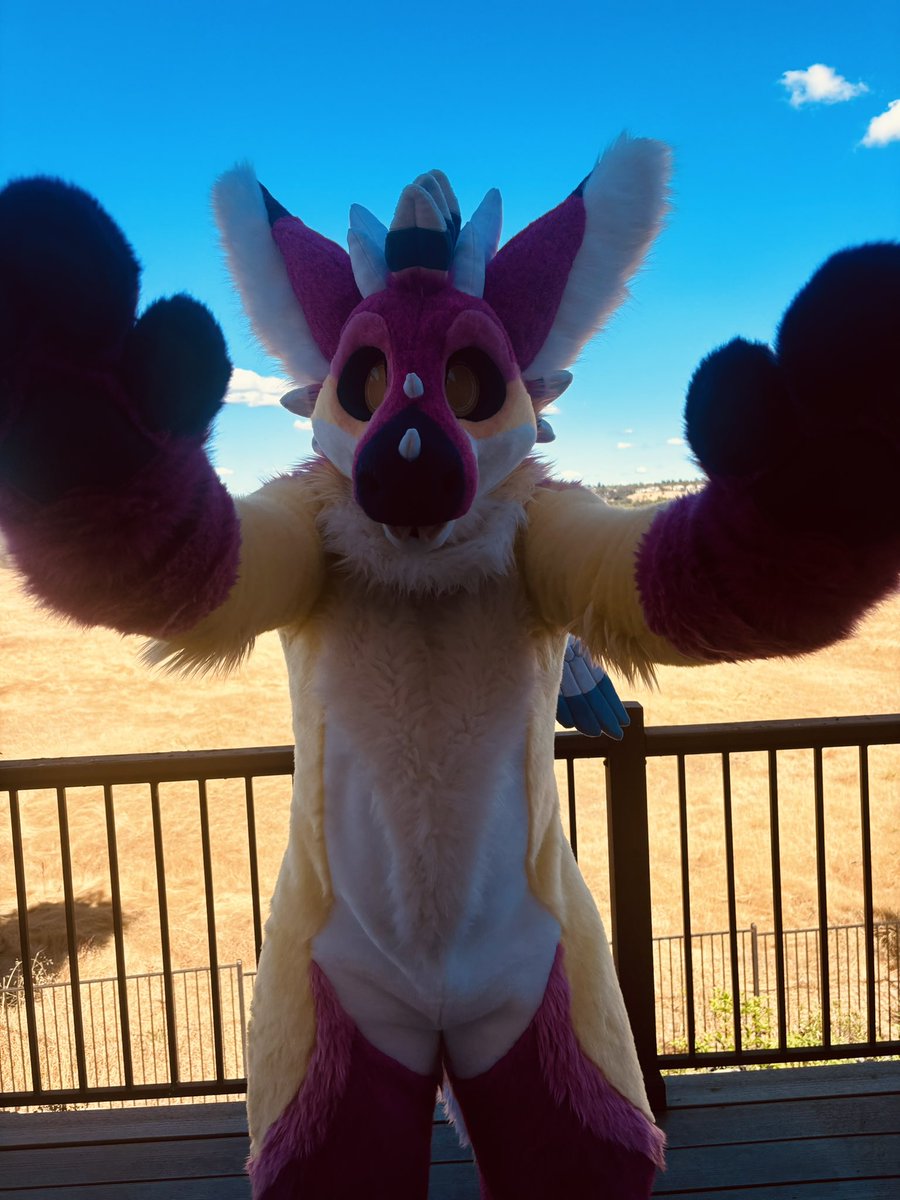 SundayTheDutche's tweet photo. Sunday hugs from Sunday on #skyprosunday 💜
Good Tidings everyone! 😄
#skyprocostumes #skypro #fursuit #sundaydutchie #sundaythedutchie #sundaythedad #dutchangeldragon https://t.co/e0KqmUJC6X