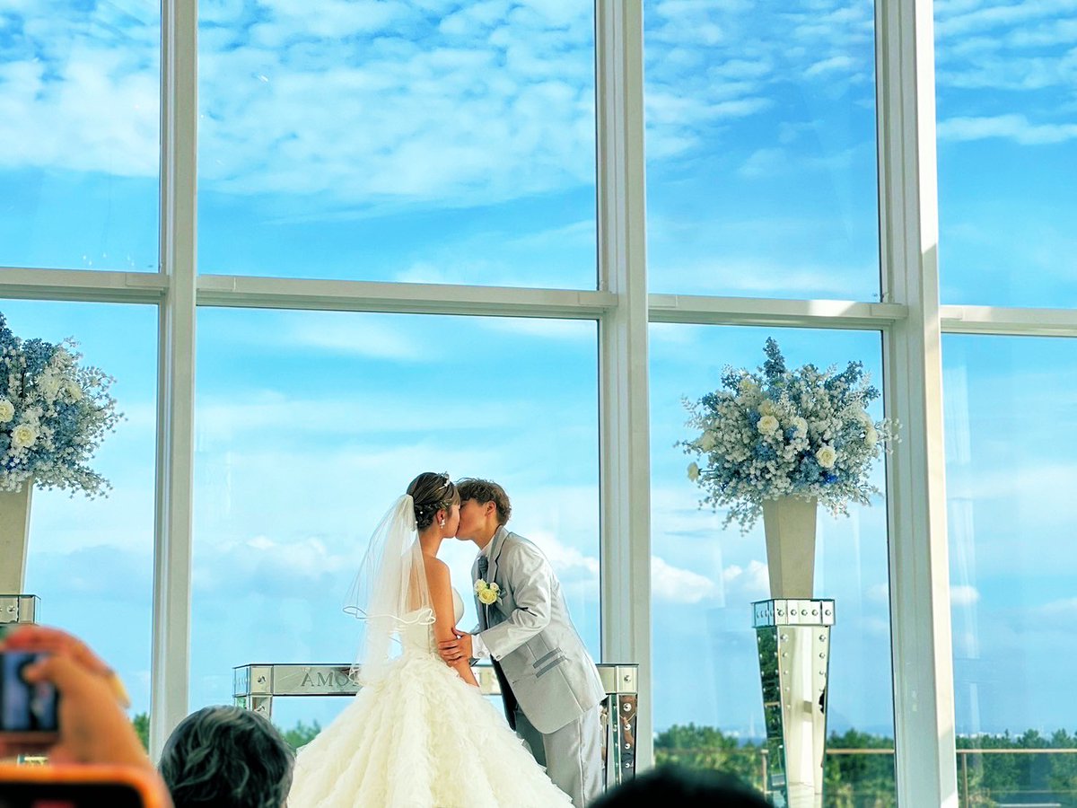 c_yucham's tweet photo. 【2024.8.23】
🌱と結婚式を挙げました💍
最初は2人だけの式の予定でしたが最終的に両家の家族親族が揃い、共通の友人や職場の方にも列席頂けました
結婚式は無縁と思って生きて来た僕の人生にこんな素敵な日があるなんて…なんて思ってたら涙が止まらず大変でした
2人で幸せな人生を歩んでいきます🕊️ https://t.co/sJ2UUUCkWs