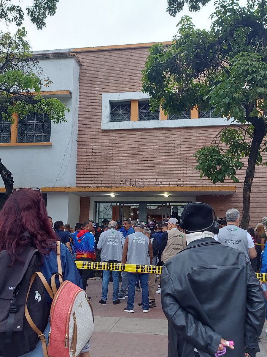 elbusTV's tweet photo. Ella se sorprendió cuando la oposición dijo que tenía 40% de las actas que demostraban el triunfo de Edmundo González. Dudó porque el CNE no dio datos.

Ingresó en la página web de la oposición para verificar: era la misma acta que obtuvo por ser testigo. Hizo lo mismo con otra que consiguió un compañero del PSUV y era igual.

Con los días vio que reunieron más del 80% de las actas y pensó que el candidato opositor tal vez “sí pudo haber dado la talla”.