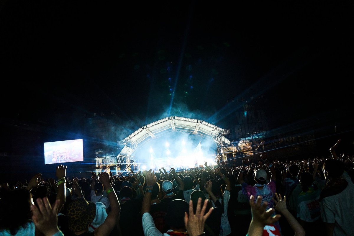 h_s_g_w_d_i_k's tweet photo. 【10th WILD BUNCH FEST. 2024】ありがとうございました。
あのロケーション、あの風、昼から走り回り大声を出していたはずなのに最後まで本気で音楽をやったあなたにすごく感動しました。
パワーがあり過ぎて今日を元気に過ごしているか心配ですがまた来れるように精進します。
photo:@imdaisukesakai https://t.co/9WJiA8DUb9