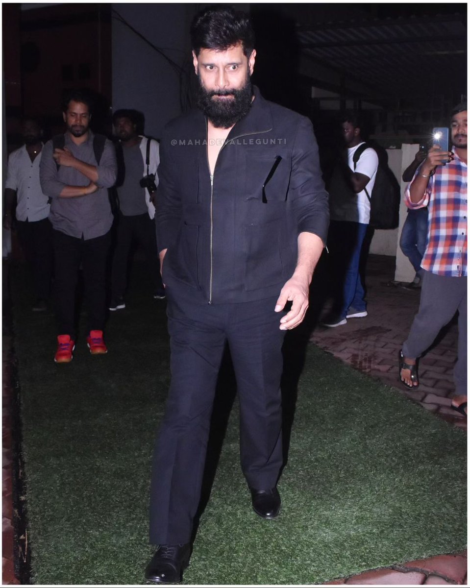 chiyaanCVF's tweet photo. Mumbai, meet the MASTER OF SWAG !! 😎🤟🏻 @chiyaan is in town, promoting #Thangalaan with his trademark ultra-cool style ahead of its grand release in North India on August 30th! ❤️🌟
#ChiyaanVikram #SwagStar
@beemji @StudioGreen2 @gvprakash @MalavikaM_ @parvatweets
@sooriaruna @Kalaiazhagan15 @proyuvraaj @mugeshsharmaa
