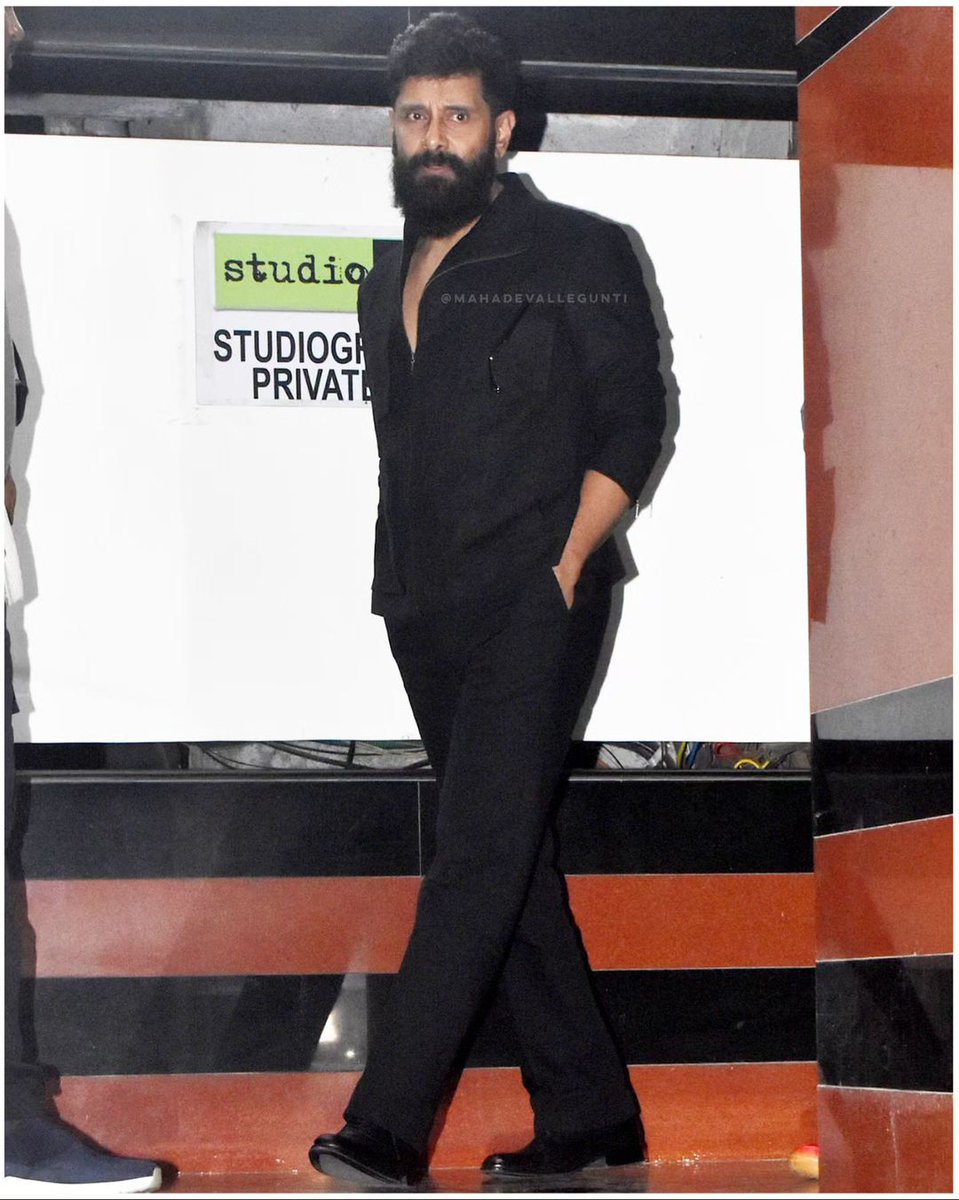 chiyaanCVF's tweet photo. Mumbai, meet the MASTER OF SWAG !! 😎🤟🏻 @chiyaan is in town, promoting #Thangalaan with his trademark ultra-cool style ahead of its grand release in North India on August 30th! ❤️🌟
#ChiyaanVikram #SwagStar
@beemji @StudioGreen2 @gvprakash @MalavikaM_ @parvatweets
@sooriaruna @Kalaiazhagan15 @proyuvraaj @mugeshsharmaa