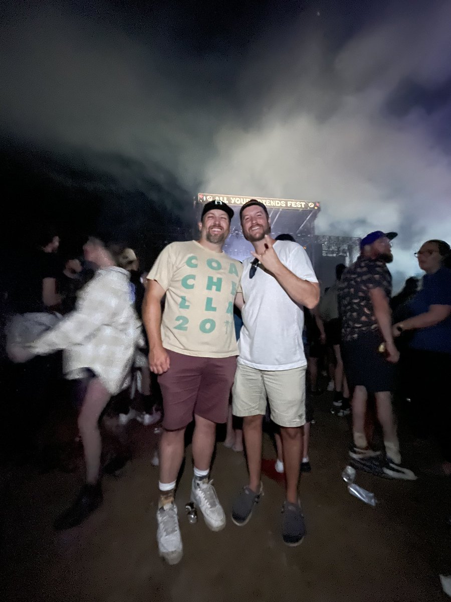 Goody_0808's tweet photo. Had a blast reliving my youth at #allyourfriendsfest. #emoisnotdead #Dashboard #jimmyeatworld #falloutboy @tbo86 https://t.co/Zdb83IfcOx