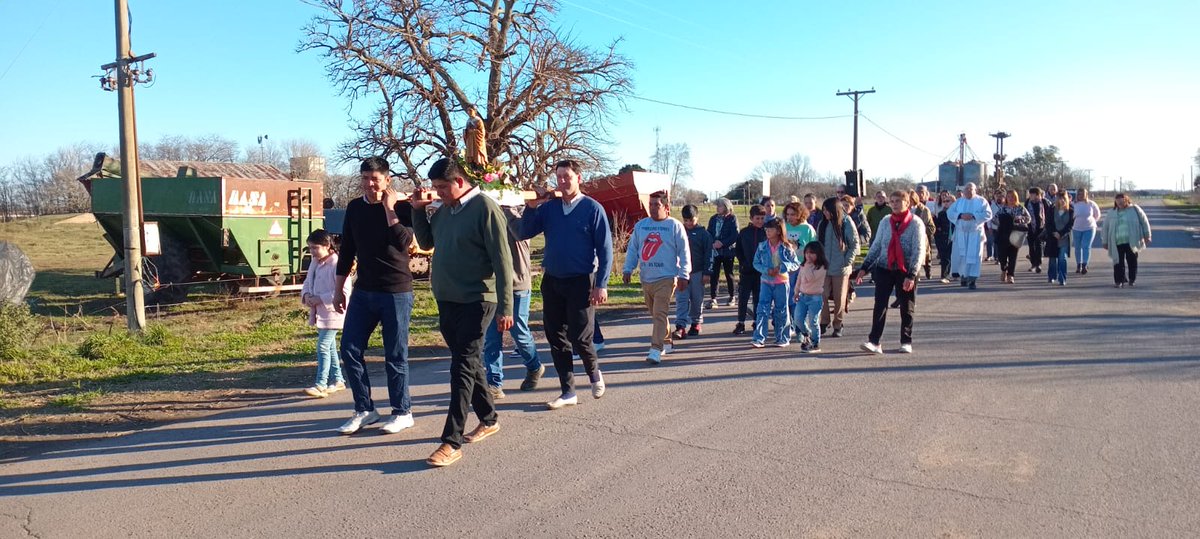 MuniChivilcoy's tweet photo. ⛪ Acompañamos las Fiestas Patronales de San Ceferino en la localidad de Palemón Huergo.

👉 La misa fue brindada por el arzobispo Jorge Eduardo Scheinig.

▪️Funcionarios municipales participaron de la actividad religiosa. https://t.co/4vf6NWBGXW
