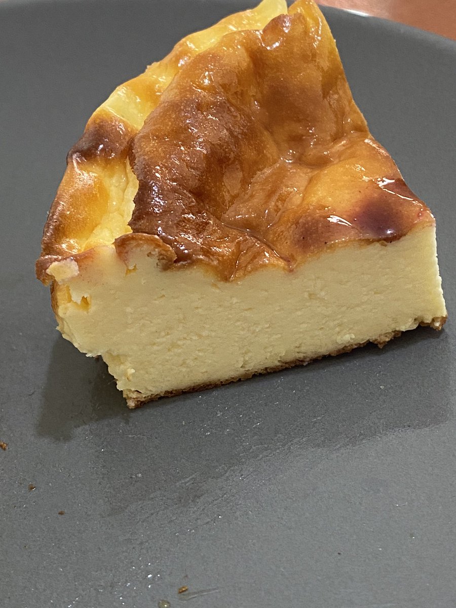 我已經幫餐廳做了兩個蛋糕，都賣光了😁😁😁賺了點小錢，卻很開心🥳