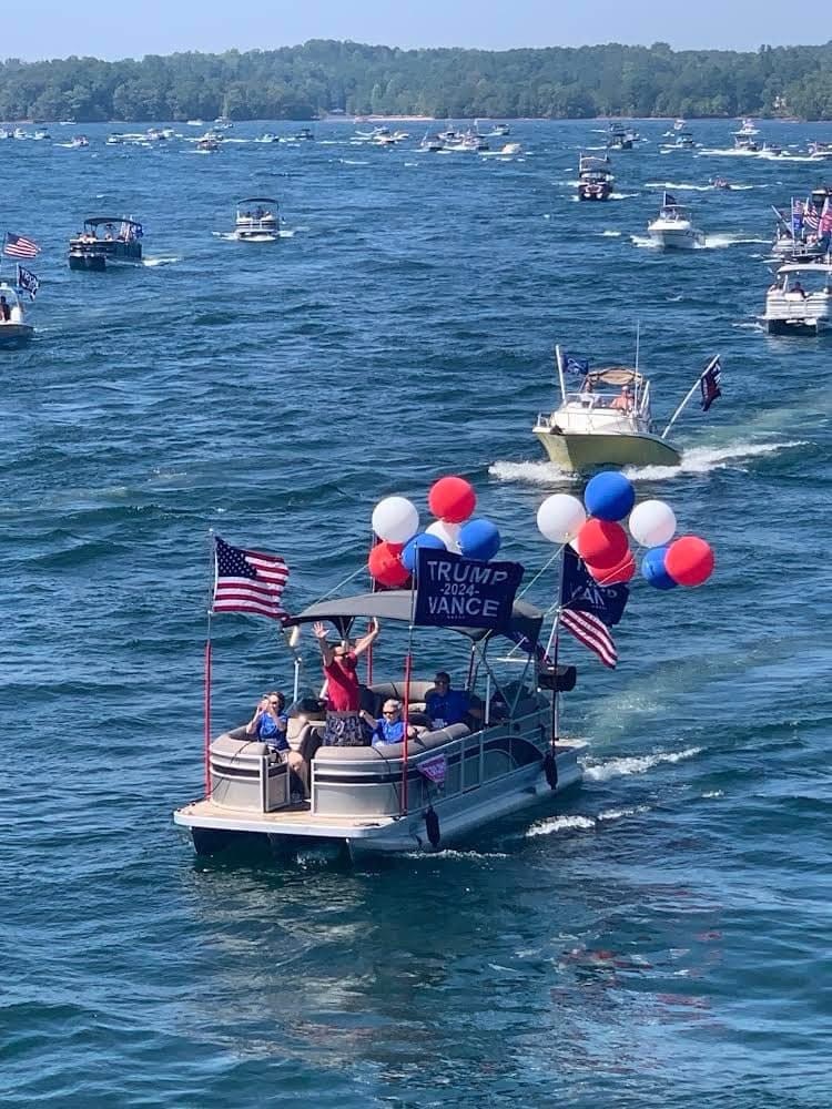 989word's tweet photo. A huge day at the #trumpboatparade on Lake Keowee! @joeyhudson @mikegallagher led the way! Hundreds of boats! Tons of support! Share your pics! https://t.co/2hjfmL3k2I