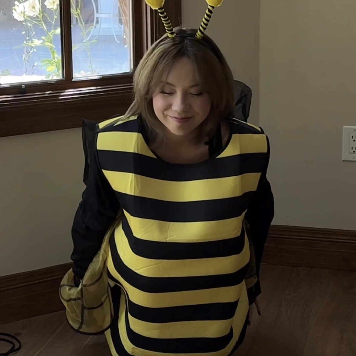 OfflineTV's tweet photo. Happy birthday to our favorite bee @QuarterJade 🤍🐝 https://t.co/KPE6B3nDEM
