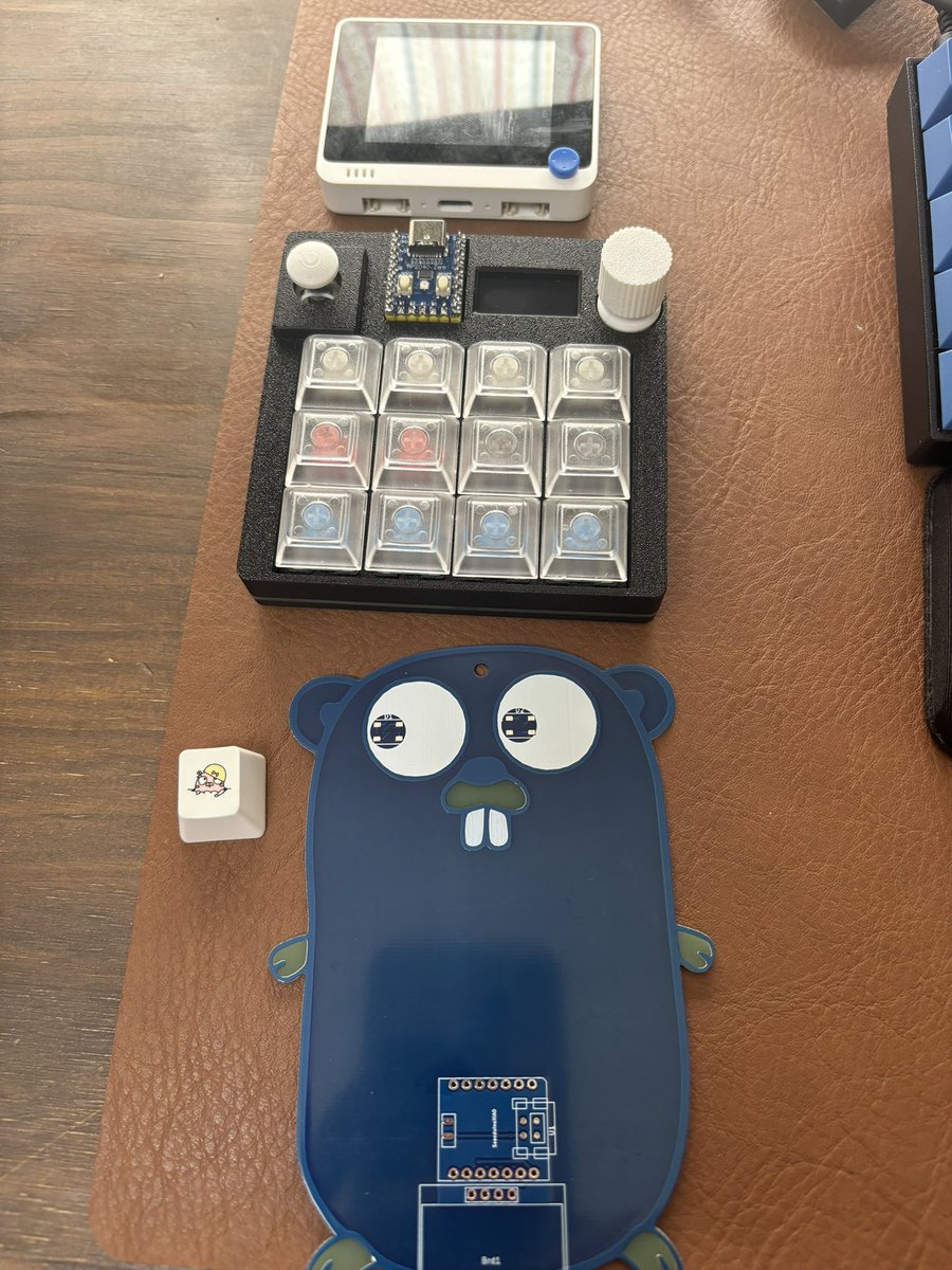 senoue's tweet image. 昨日の戦利品を、朝からずっといぢってる。(仕事しろ)
#tinygo #tinygo_keeb