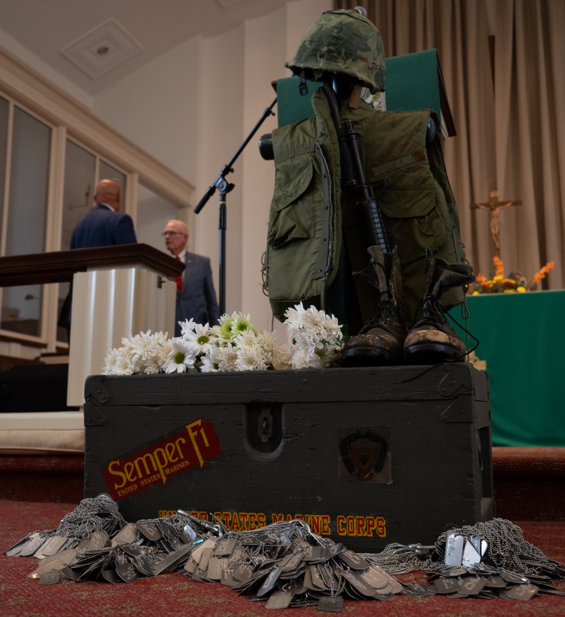 WarriorReunion's tweet photo. Veterans and Gold Star Families of 3rd Battalion, 4th Marines held a memorial at Marine Corps Base Quantico. They built a battle cross and honored their fallen by speaking their names. Thanks to Quantico and Marine Barracks 8th &amp; I for their support in this act of remembrance. https://t.co/mTolmMBXqA