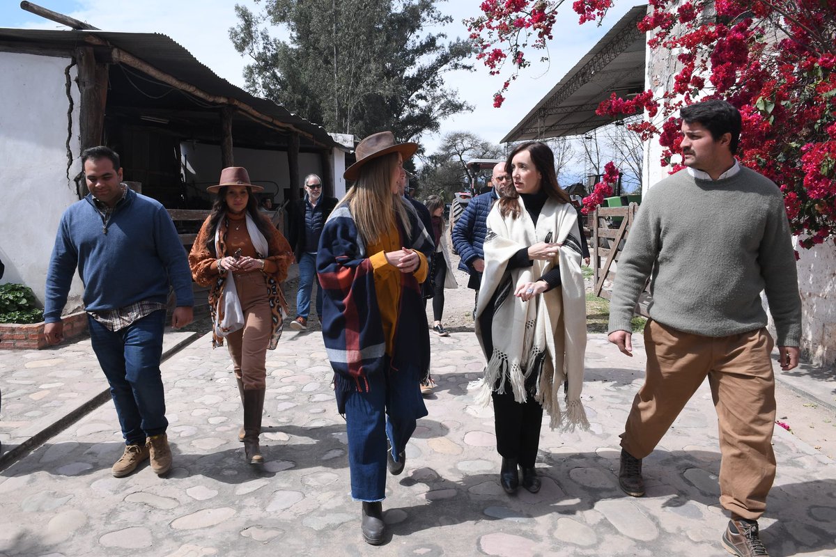 VickyVillarruel's tweet photo. Antes había estado en San Pedro, Jujuy en la finca “Campo Alegre”  recorriéndola con las hermanas Rodríguez Pardo que con sus esposos son la 3ra generación de productores de caña de azúcar. 

El Campo es la tierra de los ancestros que alimenta el cuerpo pero también el alma de nuestra amada Patria.  ¡Viva el campo argentino, el bendito suelo que nos alimenta, nos da cobijo y nos permite vivir y respirar argentinidad! 🇦🇷