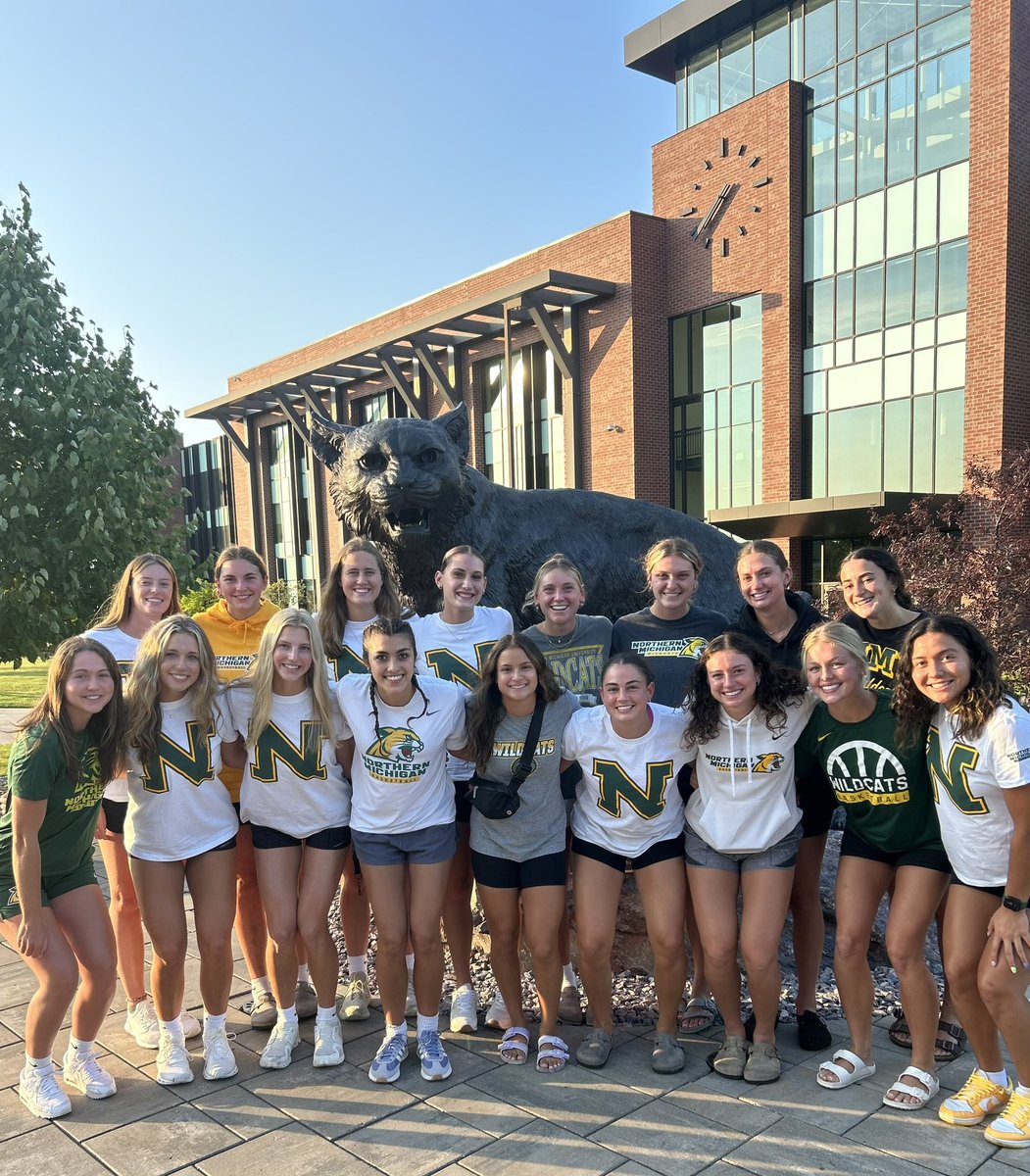 NMU_WBBall's tweet photo. This is our 2024-25 team! ✅🤗🏀#NMUWildcats https://t.co/H59J33ggYc